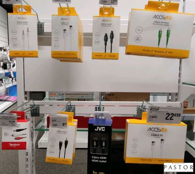 de nombreux modèles de casques exposés dans un magasin