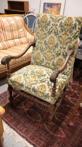 Fauteuil de style Louis XIV en bois sculpté d’acanthes ; accotoir...