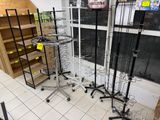 de nombreux rayons remplis d'articles variés dans un magasin