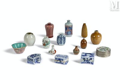 many different types of vases on the table