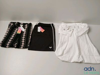 trois paires de vêtements pour femmes posées les unes à côté des autres sur une table