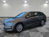 Une Buick Enclave grise de 2020 est exposée dans un showroom