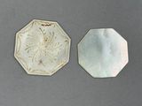 deux petites assiettes ornées de motifs, posées sur une table