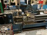 une grande machine installée dans une pièce