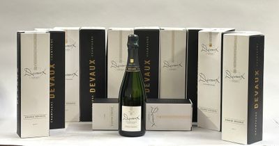 plusieurs caisses de vin sont empilées les unes sur les autres
