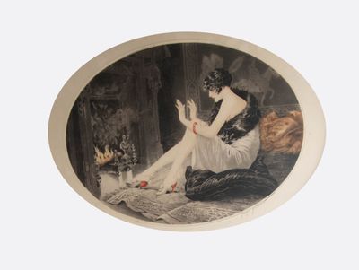 une photo d'une femme assise sur un lit en train de lire un livre