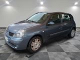 la photo d'une petite voiture bleue garée dans un garage
