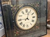 la photo d'une photo d'une horloge posée par terre