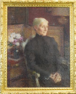portrait d'une femme en robe noire, assise sur une chaise