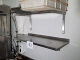 une étagère métallique sur laquelle est posée une boîte