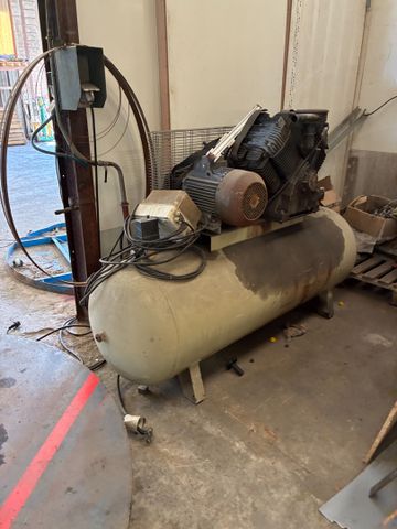 Compresseur ancien. Sous réserve de fonctionnement 