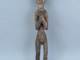 une petite statue représentant un homme tenant un bébé dans ses bras