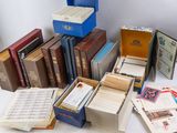 un grand nombre de livres posés sur une table