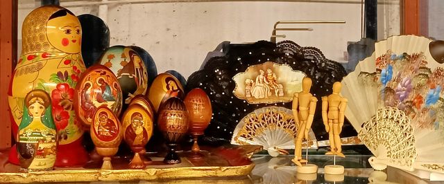 Lot d’objets de vitrine : collection d’œufs et matriochka, 2 éven
