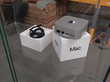 deux produits Apple exposés dans une vitrine