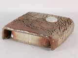 un petit livre posé sur une table