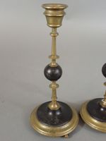 Paire de bougeoirs en bronze doré à décor de tresses, fleurs… (photo 2)