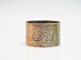 gros plan d'une bague en argent sur une surface blanche