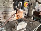 une machine posée sur une table