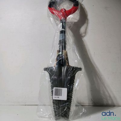 une paire de ciseaux dans un sac en plastique posé sur une table