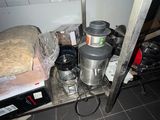 une étagère en métal sur laquelle sont posés des casseroles et des poêles