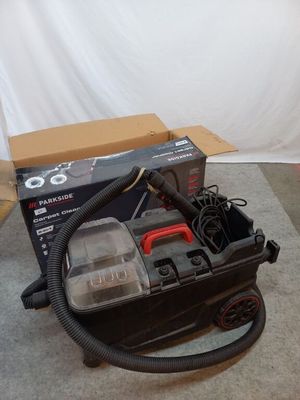 un aspirateur posé sur le sol à côté d'une boîte