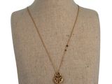 gros plan d'un torse de mannequin portant un collier