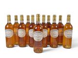 six bouteilles de vin posées les unes à côté des autres sur une surface blanche