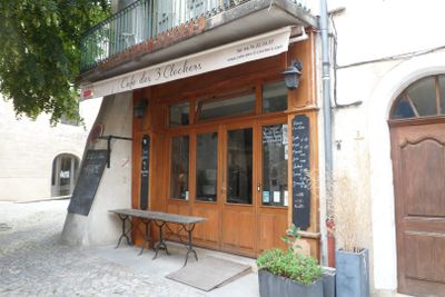 un banc situé à l'extérieur d'un bâtiment, sur lequel est accrochée une pancarte
