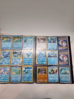 beaucoup de cartes pokemon sur la table
