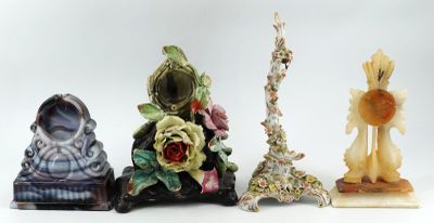 trois figurines assises les unes à côté des autres sur une surface blanche