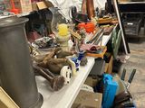tout un tas de bric-à-brac sur une table dans un garage