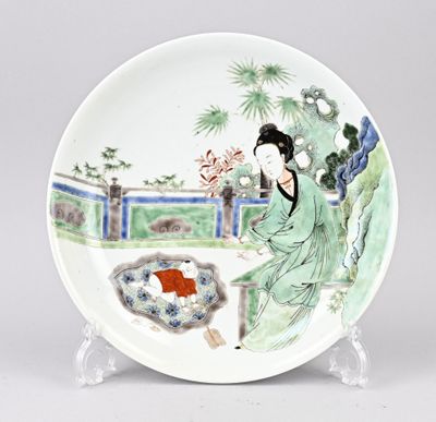 une assiette sur laquelle est représentée une femme et un poisson