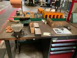 un établi contenant beaucoup d'outils