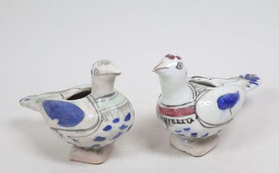 deux oiseaux en céramique placés l'un à côté de l'autre