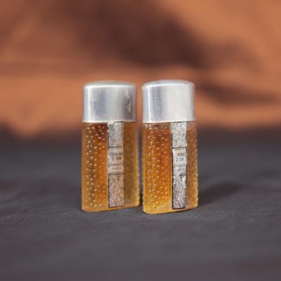 deux flacons de parfum posés l'un à côté de l'autre sur une table