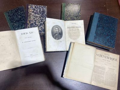plusieurs vieux livres posés les uns à côté des autres sur une table en bois