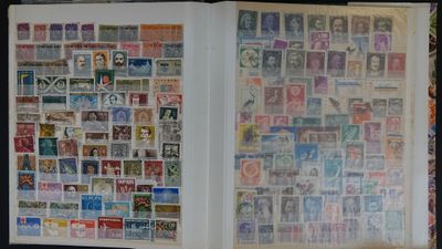 un livre ouvert avec des timbres sur une table