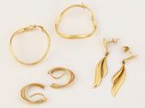 trois paires de boucles d'oreilles créoles en or et une paire de boucles d'oreilles créoles