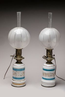 paire de lampes en verre rayées de blanc et de bleu, avec des finitions dorées