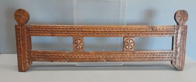 un banc en bois posé sur une table