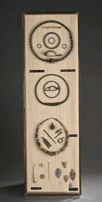 une photo d'une boîte en bois sur laquelle est posée une horloge