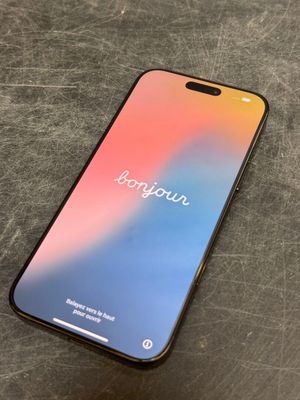 un gros plan d'un téléphone posé sur une table, avec un arrière-plan flou