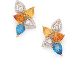 une photo d'une paire de boucles d'oreilles en saphir et diamant