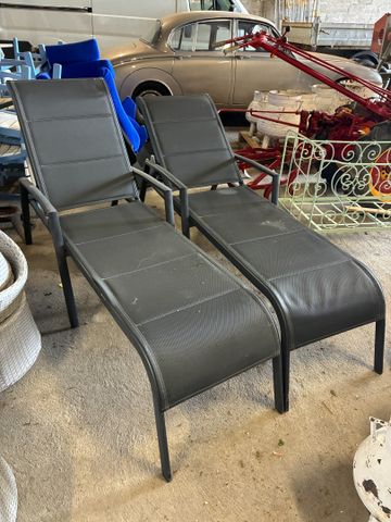 Paire de bains de soleil modernes