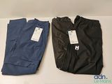 deux paires de pantalons pour homme posées sur une table