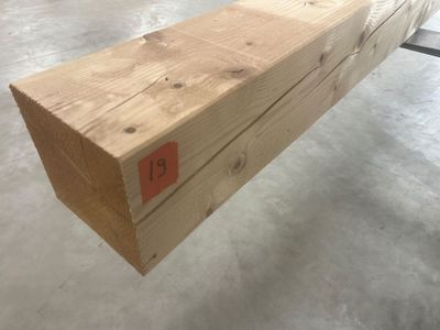 un morceau de bois posé sur une table dans une pièce