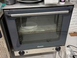 un grille-pain four posé sur un comptoir dans une cuisine