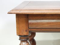 Table à écrire rectangulaire en noyer mouluré, ouvrant par u… (photo 2)
