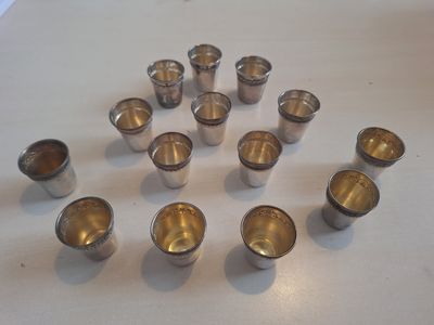 beaucoup de tasses en argent sur la table